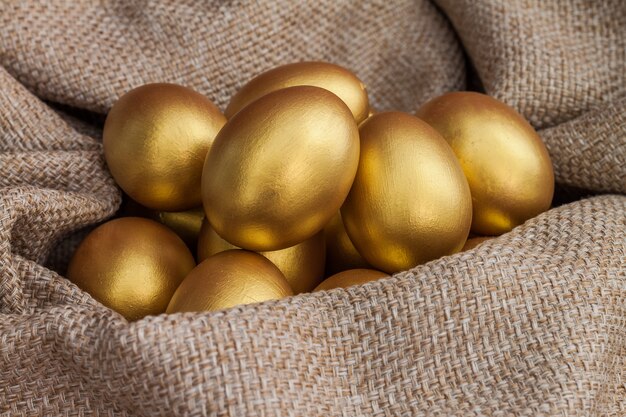 Mucchio di uova di Pasqua d&#39;oro