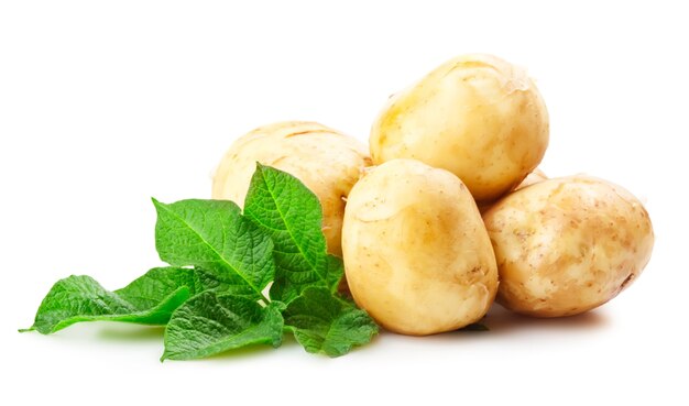 Mucchio di verdure di patate mature con foglie verdi isolati su priorità bassa bianca