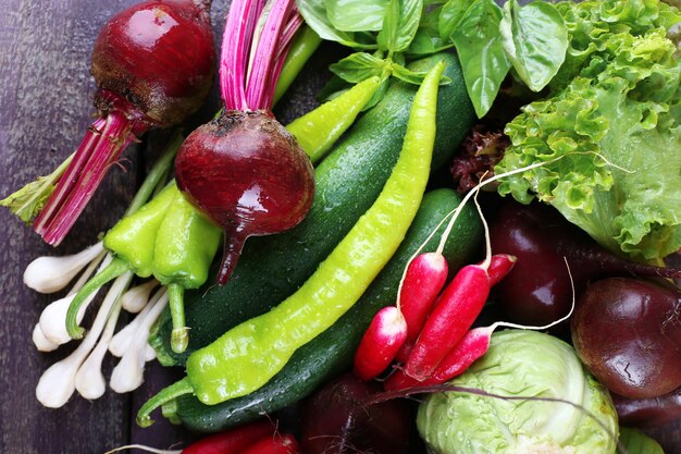 Mucchio di verdure fresche sul tavolo da vicino