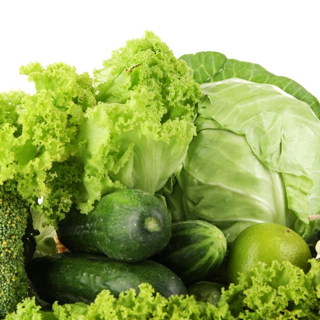 Mucchio di verdure verdi isolate su bianco
