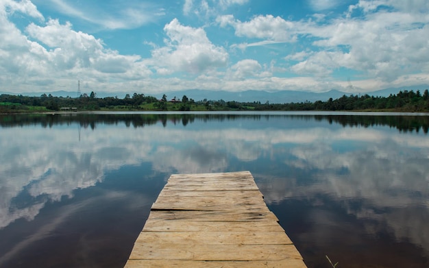 Muelle y lago