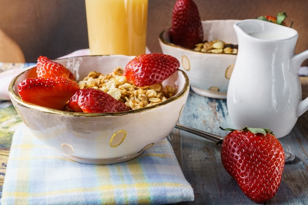 Muesli biologico con fragole e succo fresco.