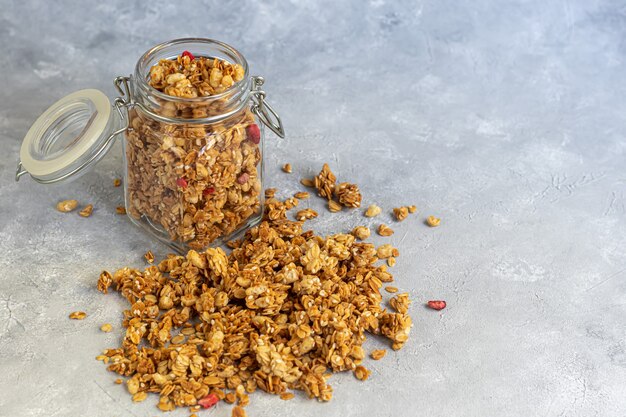 Muesli casalingo con fette di fragola in un barattolo di vetro