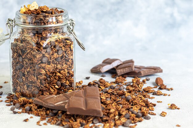 Muesli casalingo con frutti di bosco in un barattolo di vetro