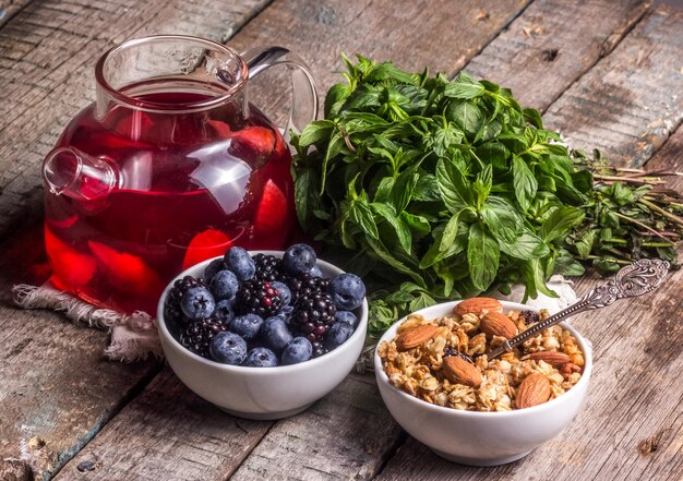 Muesli con bacche di mandorle e tè alla frutta