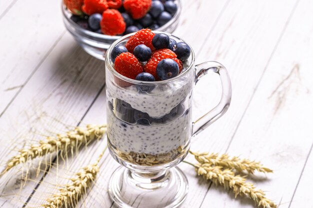 Muesli con bacche e semi di chia su un tavolo di legno