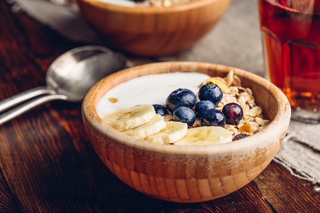 Muesli con banana, mirtillo e yogurt per colazione