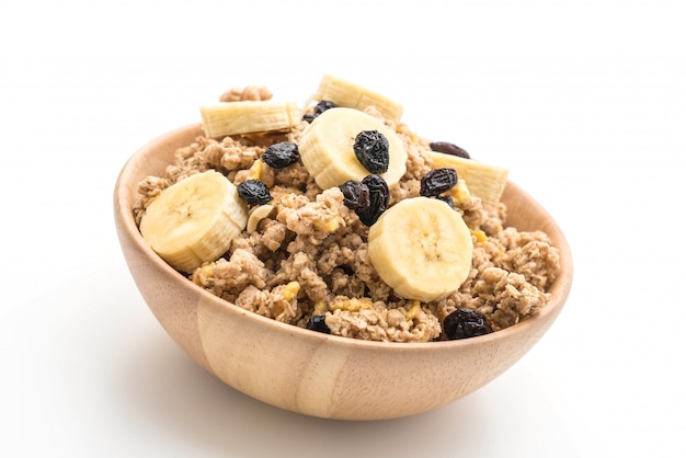 muesli con banana, uva passa e latte per colazione