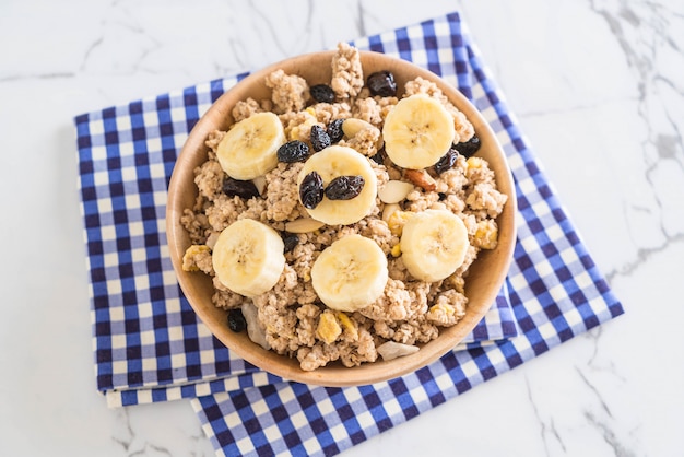 muesli con banana, uva passa e latte