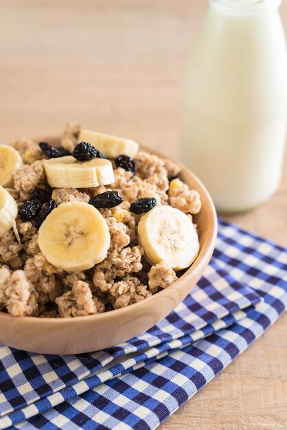 muesli con banana, uva passa e latte