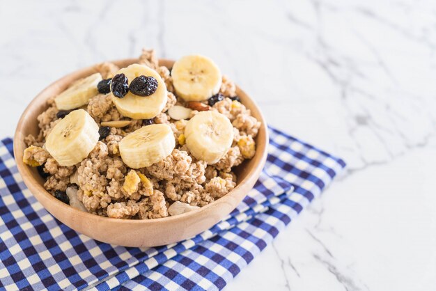 muesli con banana, uva passa e latte