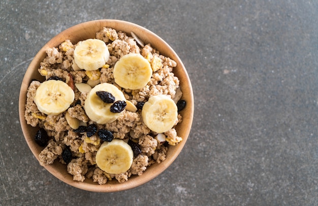 muesli con banana, uva passa e latte