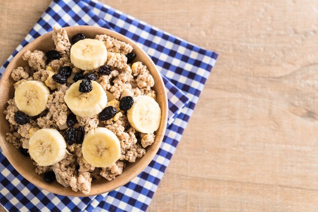 muesli con banana, uva passa e latte