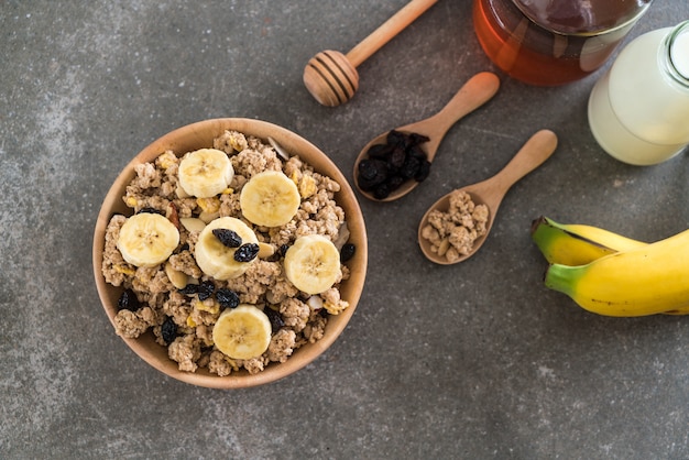 muesli con banana, uva passa e latte