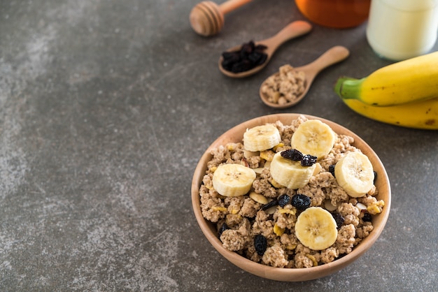 muesli con banana, uva passa e latte