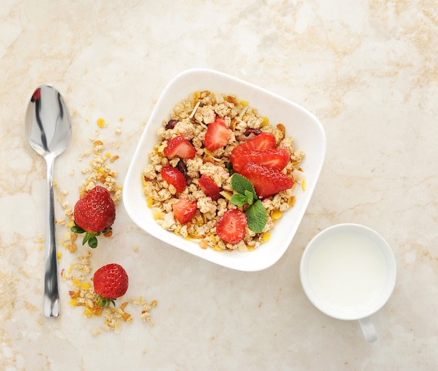 Muesli con cereali e fragole