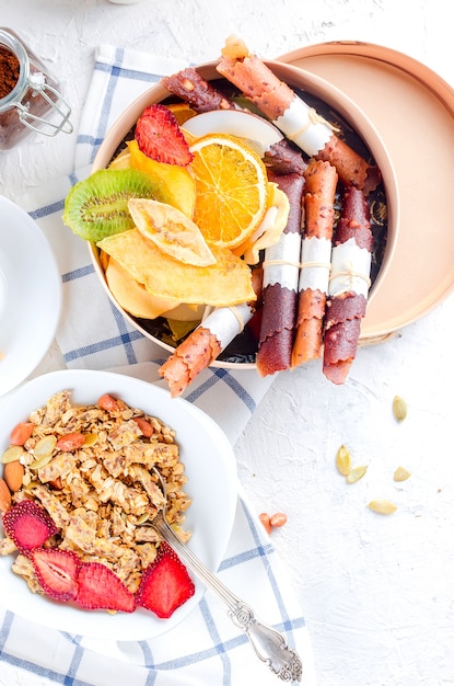 Muesli con frutta, patatine e caffè