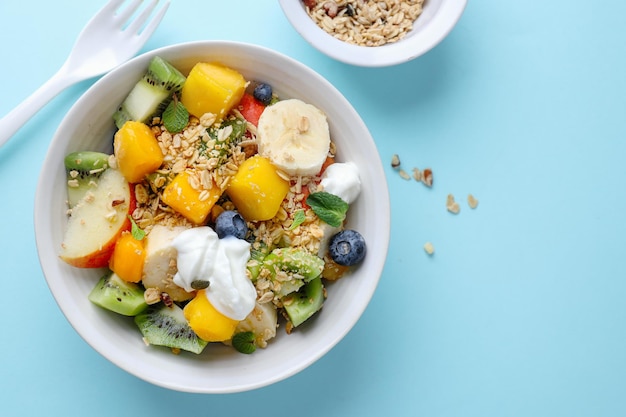 Muesli con frutta servito in ciotola