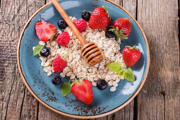 Muesli con frutti di bosco freschi. Colazione salutare estiva