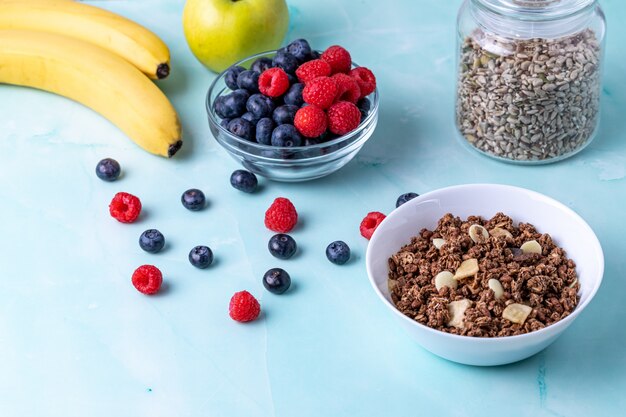 Muesli con frutti di bosco sul tavolo