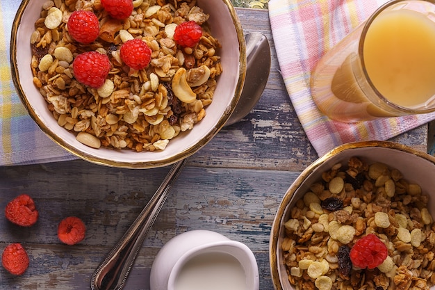 Muesli con lamponi e succo fresco.