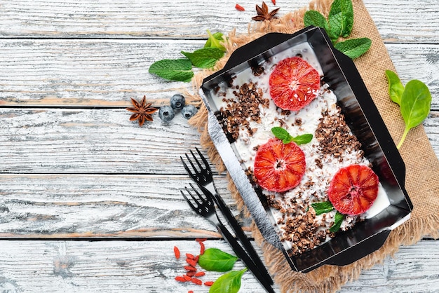 Muesli con yogurt all'arancia e cocco Cibo con consegna Vista dall'alto Spazio libero per il tuo testo Stile rustico