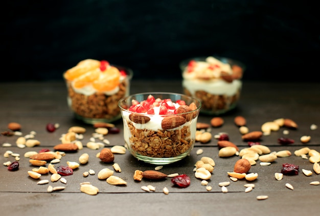 Muesli con yogurt e frutta in calice.