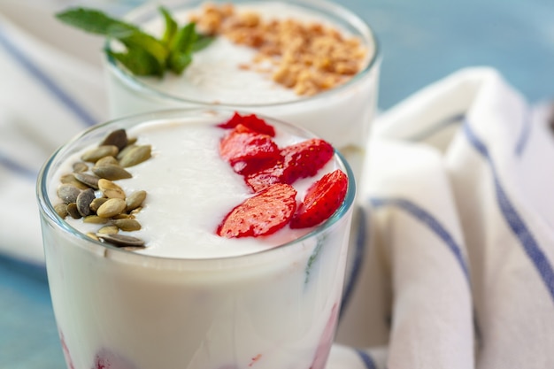 Muesli con yogurt e frutti di bosco per una sana colazione su un tavolo