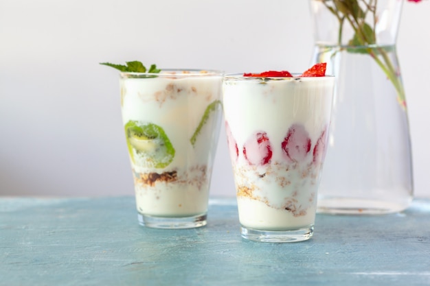 Muesli con yogurt e frutti di bosco per una sana colazione sul tavolo