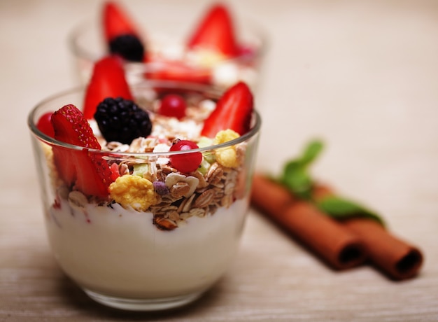 Muesli con yogurt e frutti di bosco