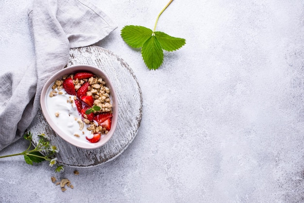 Muesli con yogurt greco e fragola