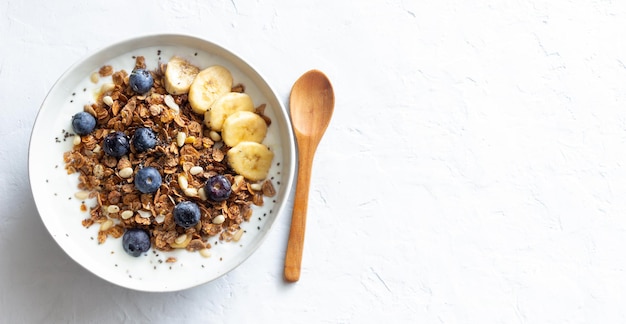 Muesli con yogurt, mirtilli, noci, banana e miele. Muesli. Mangiare sano. Cibo vegetariano.