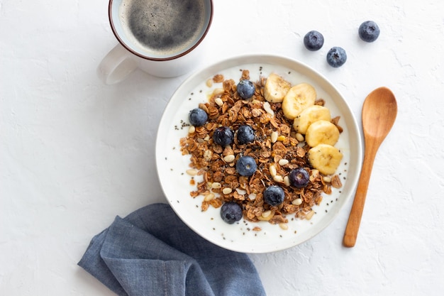 Muesli con yogurt, mirtilli, noci, banana e miele. Muesli. Mangiare sano. Cibo vegetariano.