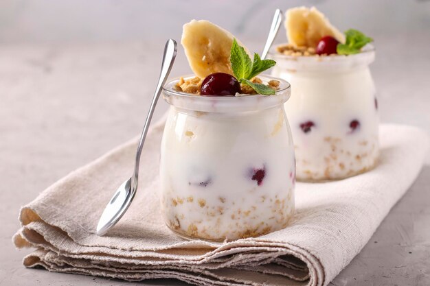 Muesli croccante al miele di muesli con ricotta ai frutti di bosco e banana e yogurt naturale