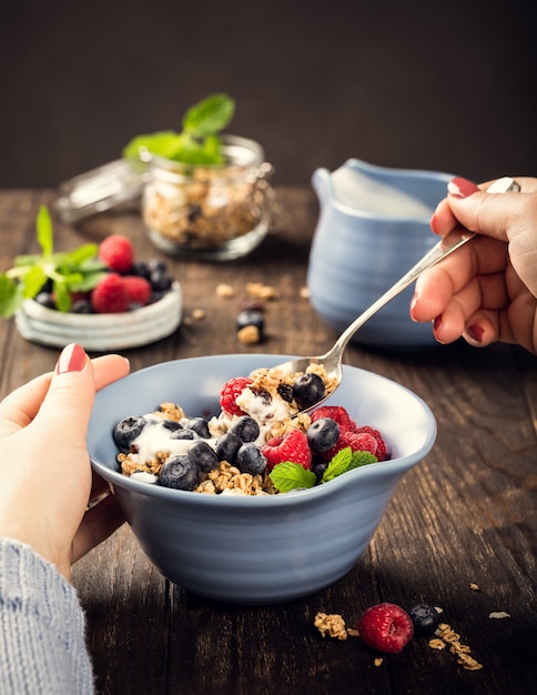 Muesli d&#39;avena con frutti di bosco e yogurt