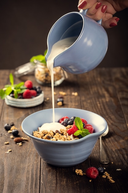 Muesli d&#39;avena con frutti di bosco e yogurt