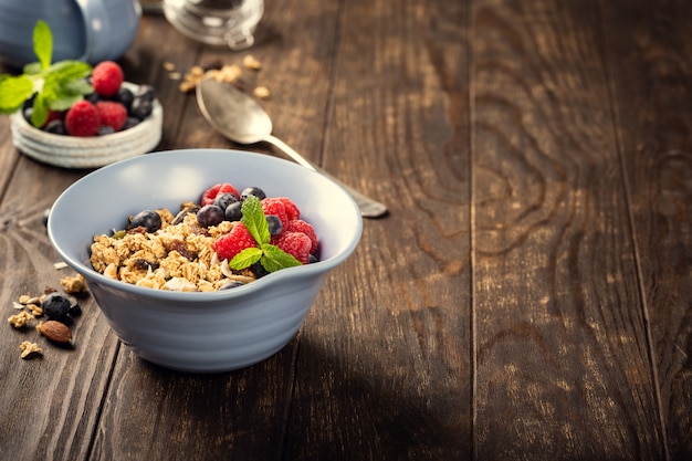 Muesli d'avena con frutti di bosco e yogurt