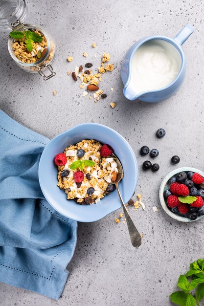 Muesli d&#39;avena con frutti di bosco e yogurt