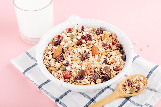 Muesli di avena con noci, bacche essiccate e semi in una ciotola per una sana colazione