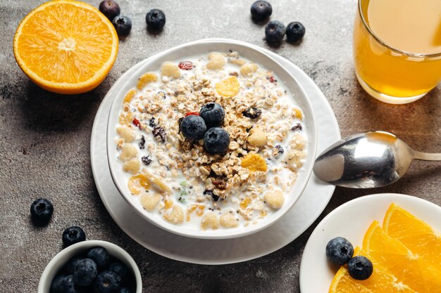 muesli di cereali e cornflakes ai mirtilli