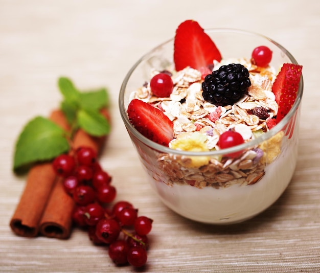 Muesli di cibo sano con yogurt