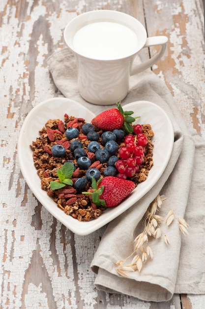 Muesli e frutti di bosco freschi