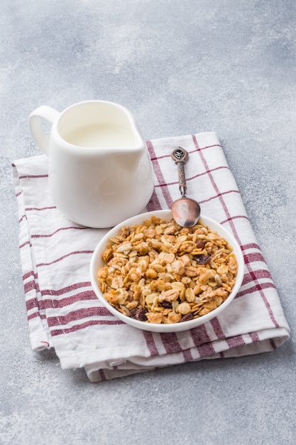 Muesli e latte cotti prima colazione sana su un tovagliolo.