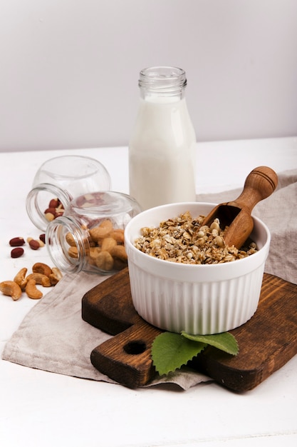 muesli e latte su fondo chiaro