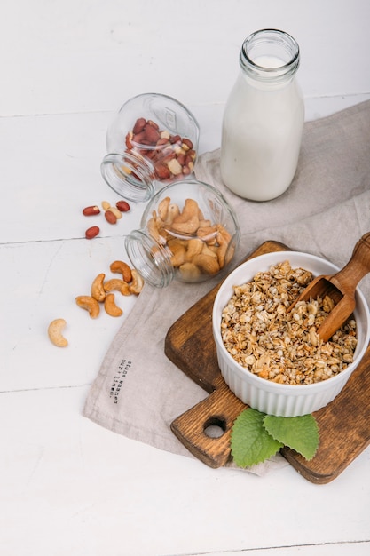 muesli e latte su fondo chiaro