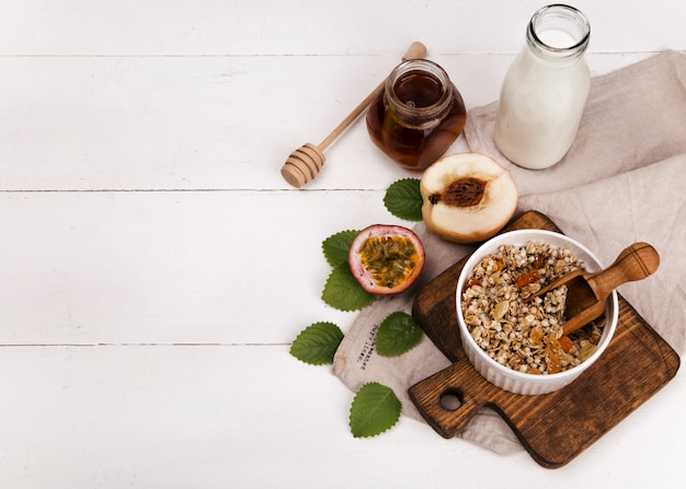 muesli e latte su fondo chiaro