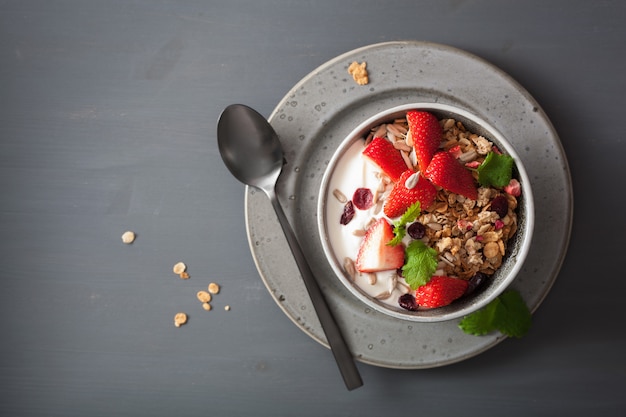 Muesli e yogurt con semi e fragole per colazione