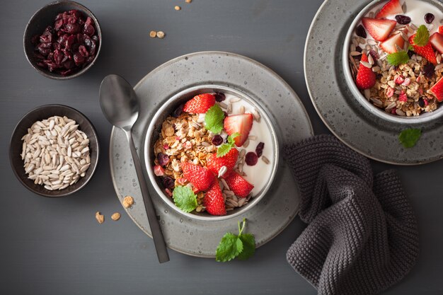 Muesli e yogurt con semi e fragole per colazione