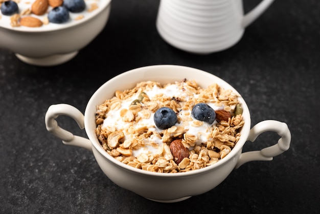 muesli, farina d'avena con mandorle e frutti di bosco