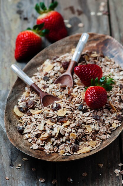 Muesli fatti in casa con fragole sul tavolo di legno